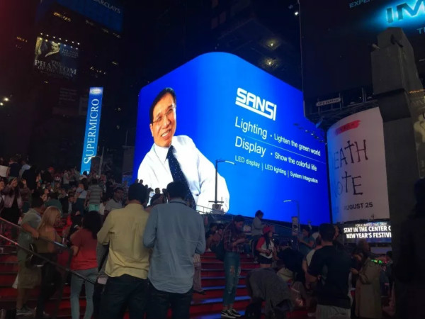 上海三思制造的纽约时代广场1600㎡LED大屏