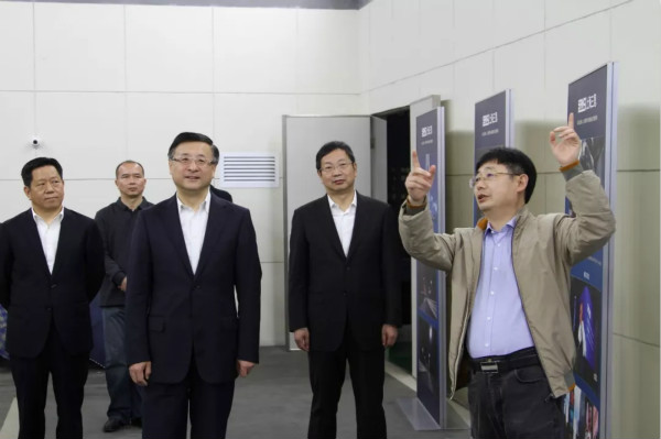 上海市委常委、市委政法委书记陈寅（中）、闵行区区委书记朱芝松（右二）、区委常委、政法委书记刘豫峰（左一）听取上海三思总裁王鹰华（右一）介绍LED相关技术和产品