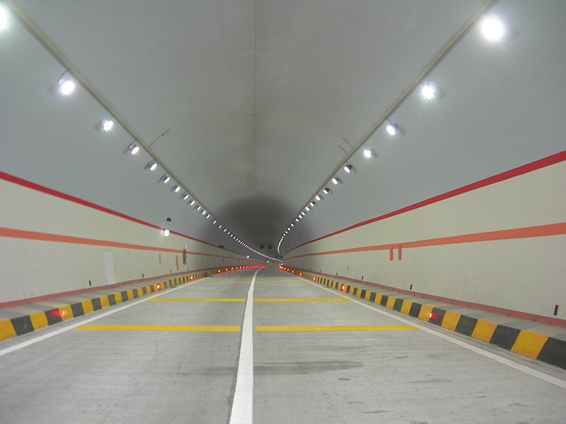 良好隧道照明灯光,有助于驾驶员的反应时间