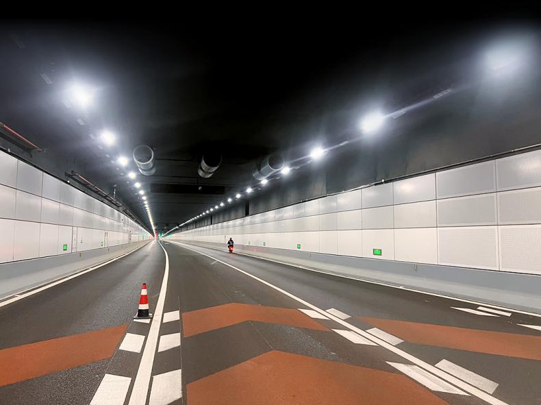 光学革新,破译道路密码,定制配光方案,解决隧道“斑马线”困局