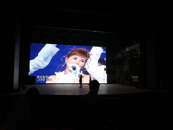 陕西西安易俗大剧院舞台LED显示屏