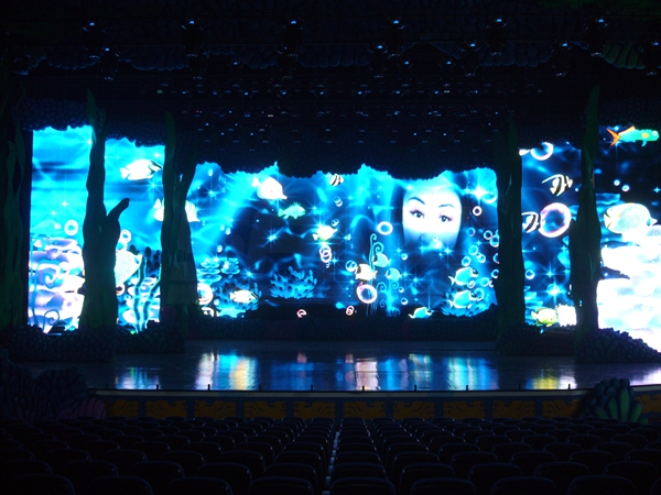 宁波凤凰山海港乐园海洋剧场室内表贴全彩屏