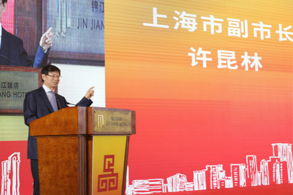 上海副市长许昆林在发布会上发表演讲