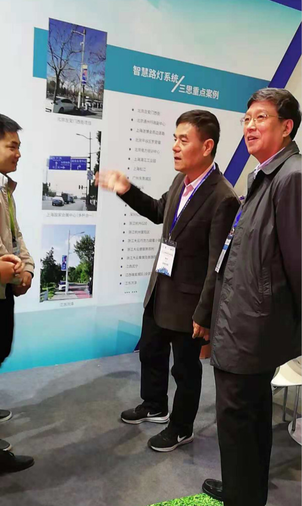 上海市绿色建筑协会会长甘忠泽（中）与副会长兼秘书长许解良（右）