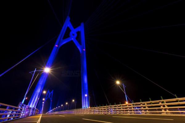 三思承建港珠澳大桥照明及情报板工程