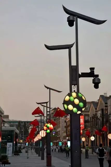 三思承建的杭州湖滨路智慧路灯