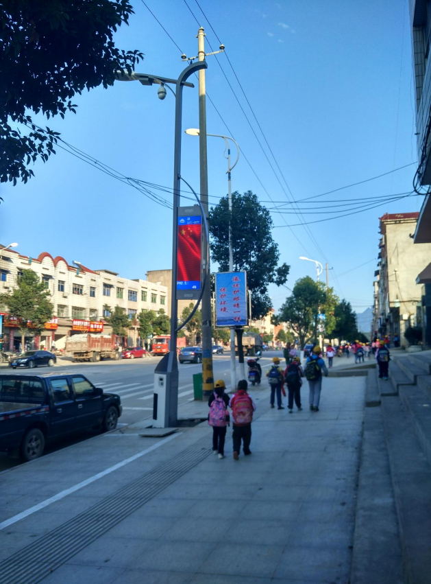 智慧路灯,试点成功,集成照明,监控与5G基站于一体